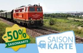 Lokomotive des Reblaus Express mit Retz im Hintergrund